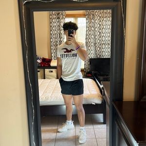 Hollister/ Graphic Tee/ Small